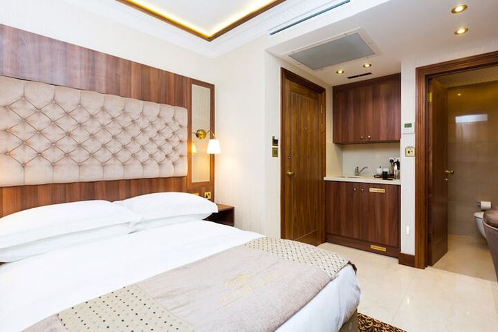 Room 7 of 32