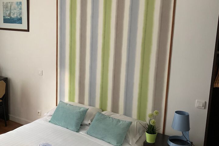 Room 10 of 16