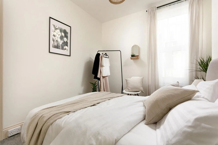 Host Stay Turret Grove