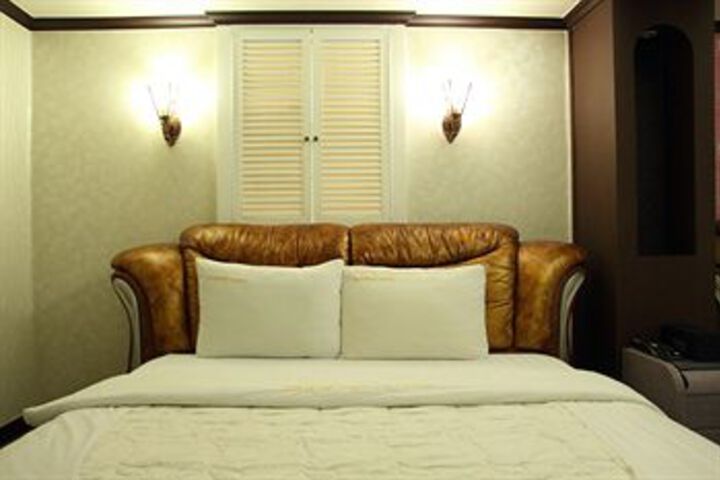Room 11 of 20
