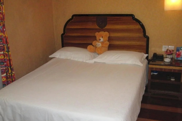 Room 2 of 8