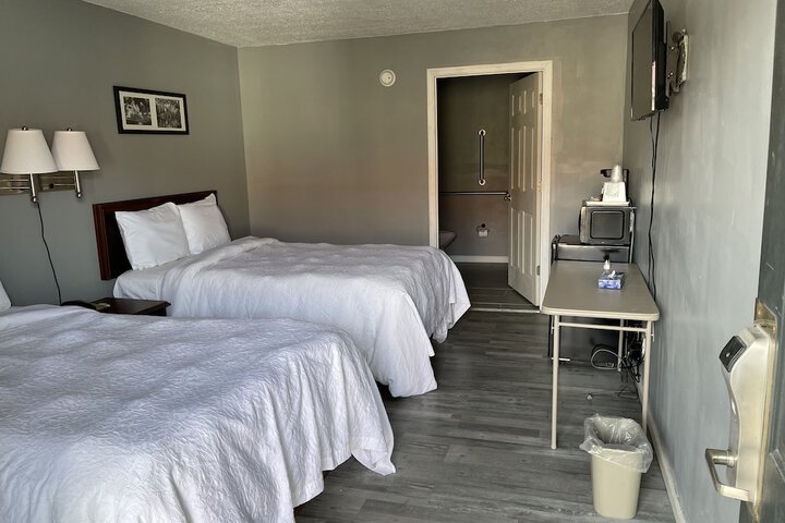 Economy Double Room (1 of 6)