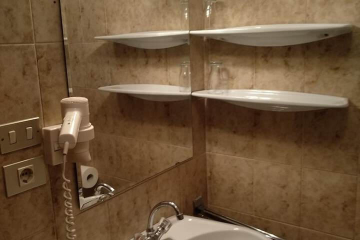 Room 10 of 28