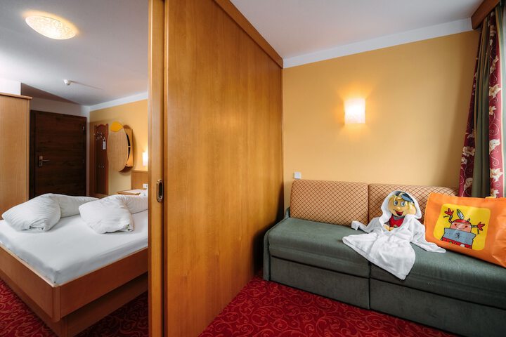 Room 10 of 98