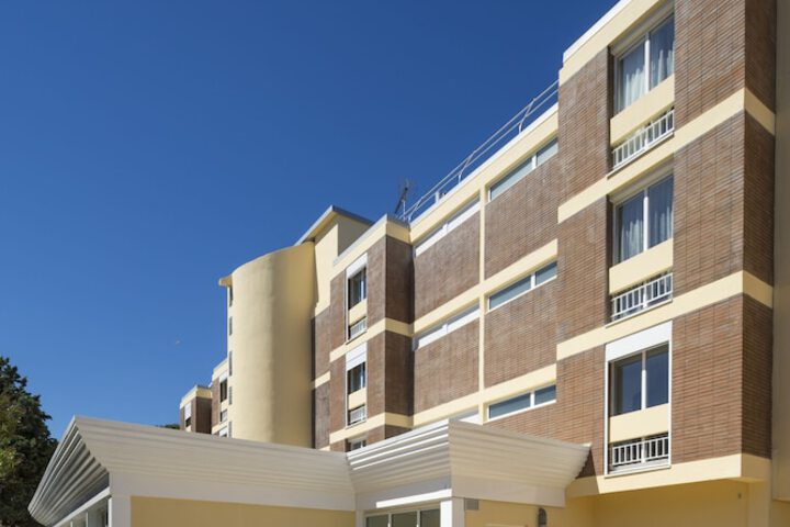 Hotel Exterior 33 of 36