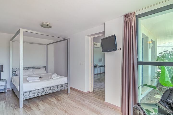 Room 6 of 50