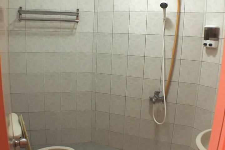 Room 9 of 16