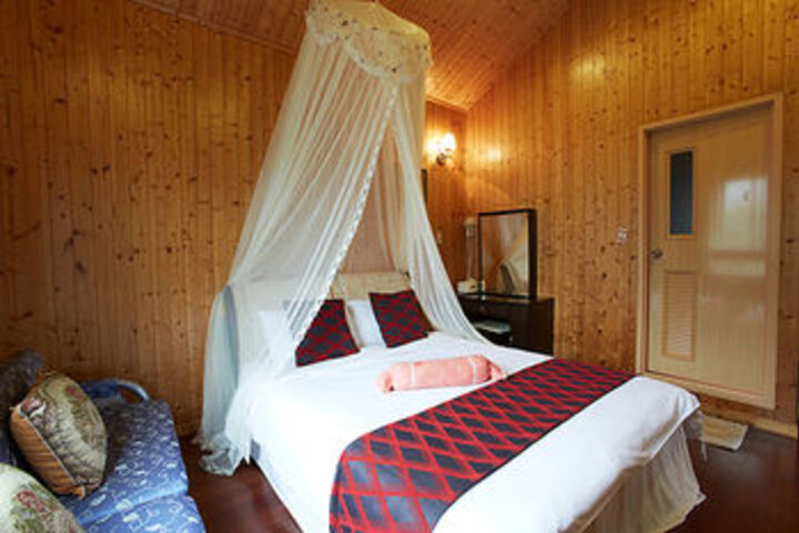 Room 8 of 12