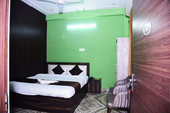 Room 9 of 34