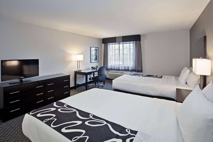2 Double Beds (1 of 13)