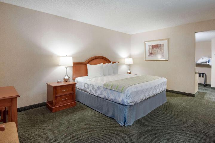1 King Bed (19 of 39)