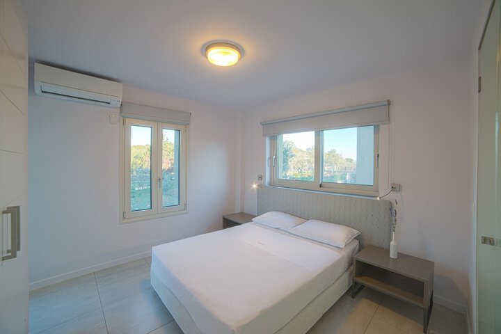 Room 10 of 80