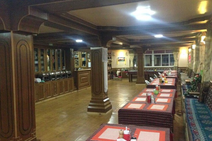 Dining 3 of 8