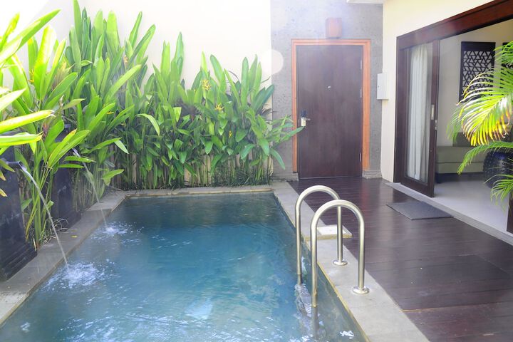 Hotel with Pool