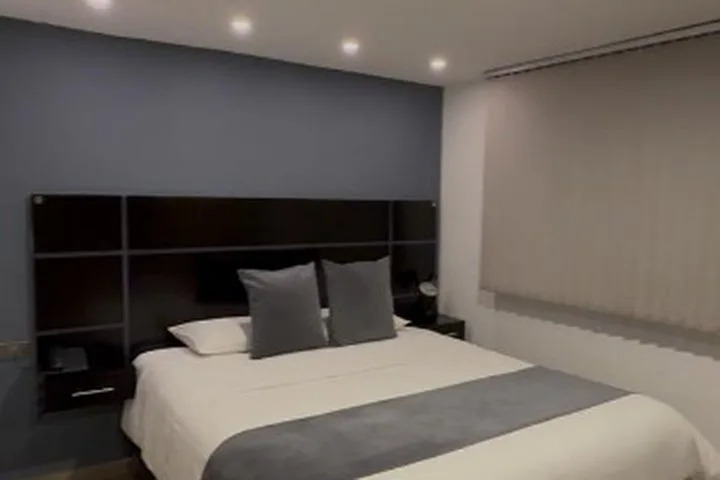Room 5 of 8