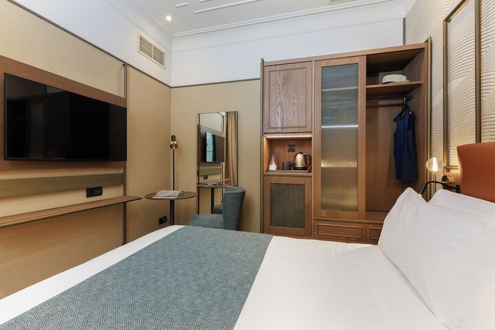 Room 10 of 103
