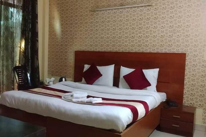 Room 5 of 8