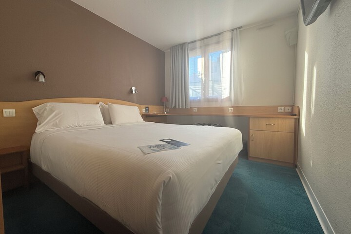 Room 32 of 80