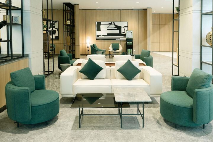 Lounge 53 of 79