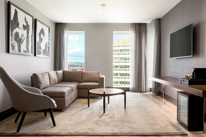 Lounge 64 of 83