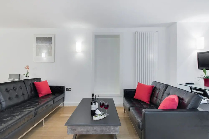 Room 4 of 16