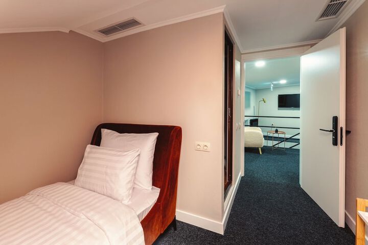 Room 7 of 60