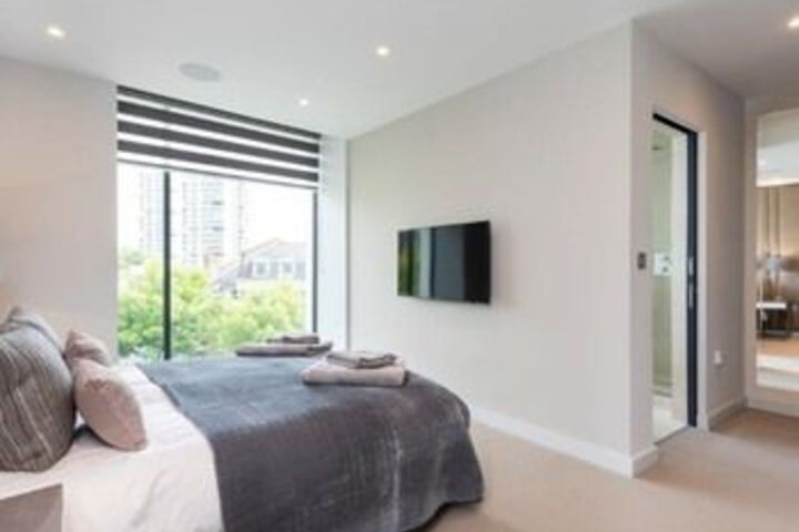 Room 10 of 28