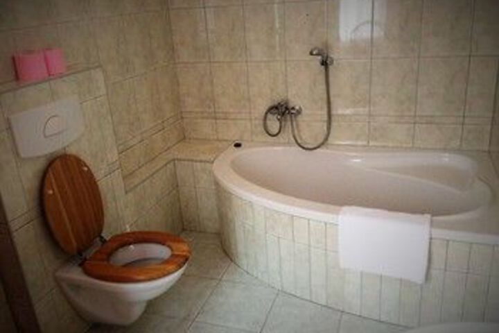 Room 2 of 37