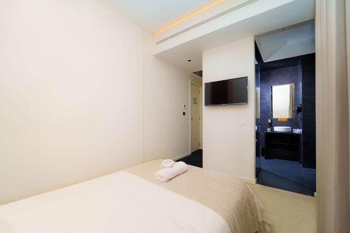 Room 7 of 105