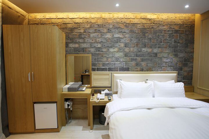 Room 9 of 29
