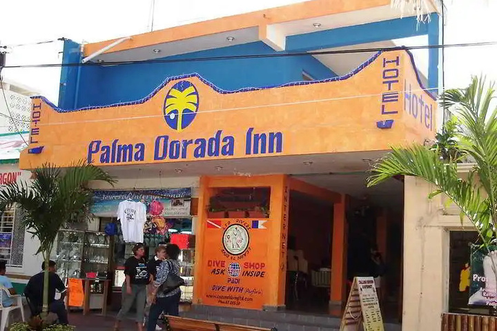 Exterior of Palma Dorada Inn