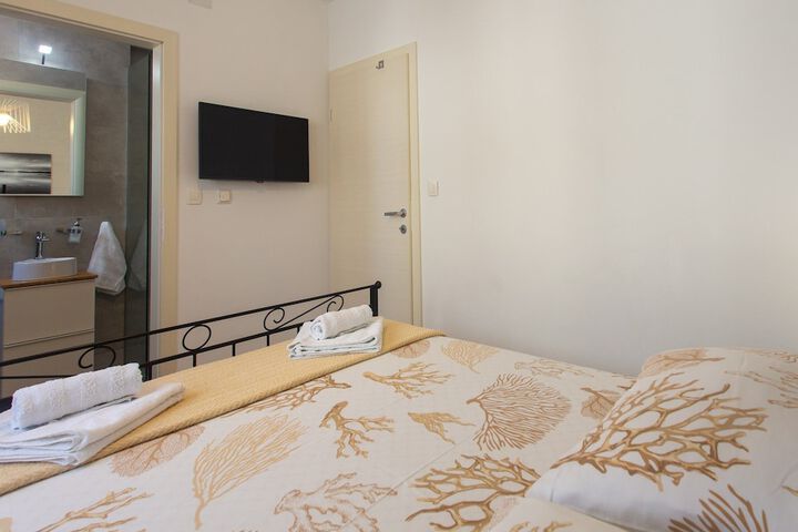 Room 3 of 65