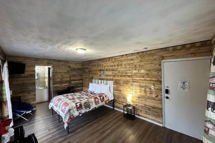 1 Queen Bed (3 of 24)