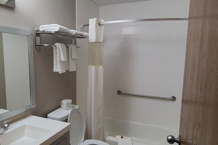 1 King Bed (6 of 7)