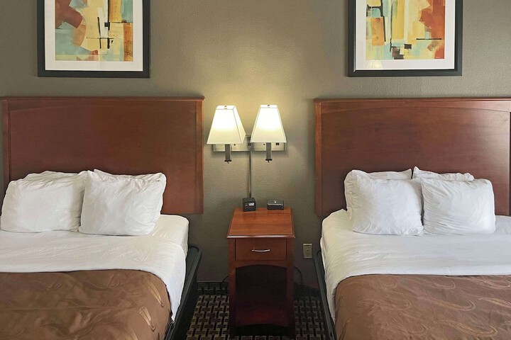 2 Queen Beds (3 of 5)