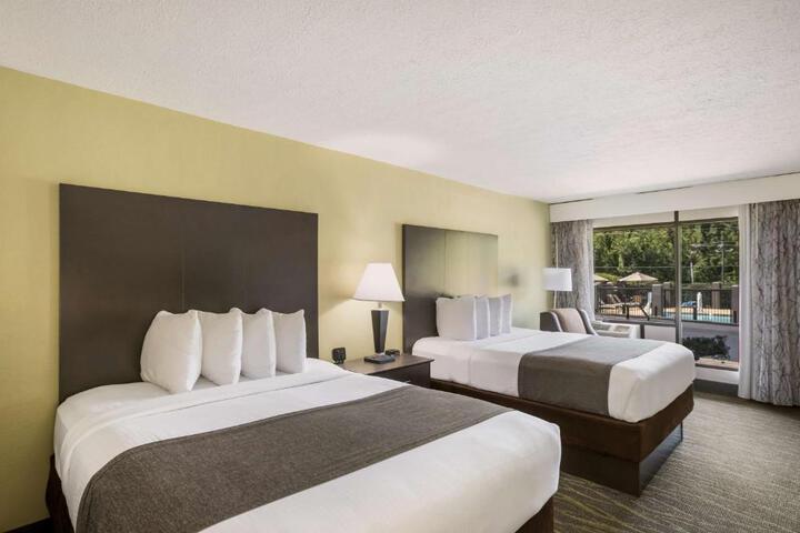 2 Queen Beds First Floor Microwave, Refrigerator in Room Safe WiFi Full Breakfast (7 of 7)