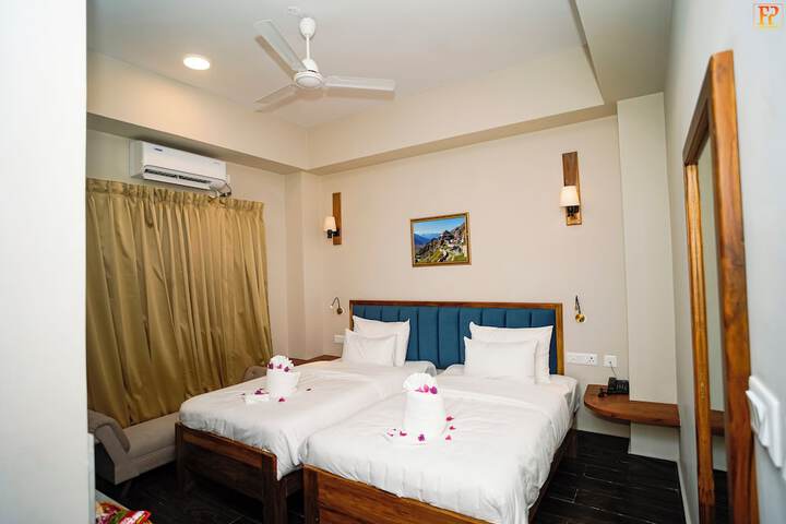 Room 6 of 25