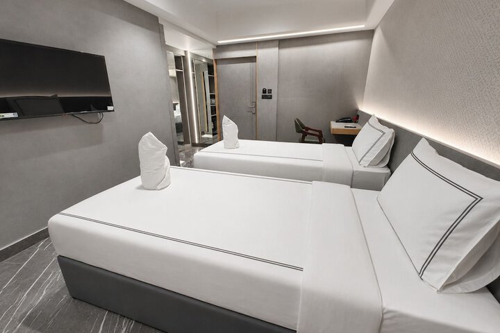 Room 4 of 18