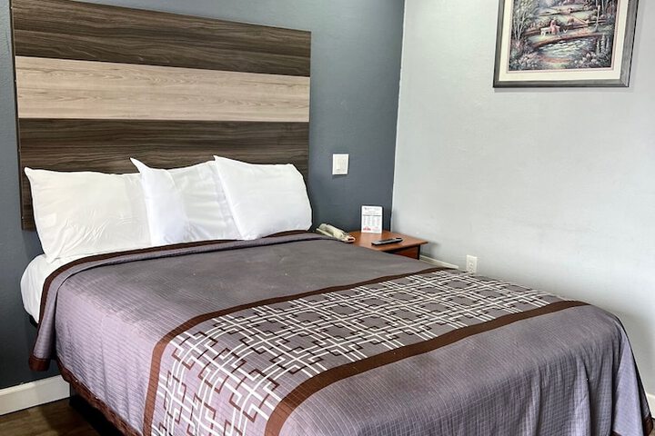 1 Queen Bed (11 of 11)