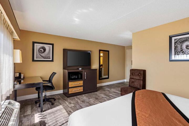 2 Queen Beds City View Work Desk Refrigerator WiFi (2 of 22)