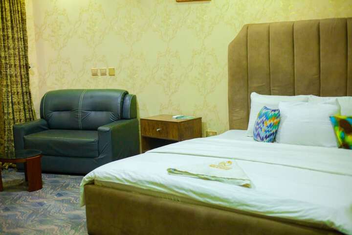 Room 13 of 27