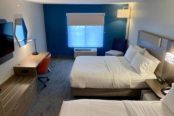2 Queen Beds (11 of 15)