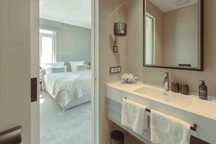 Room 27 of 49