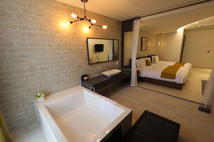 Room 16 of 84