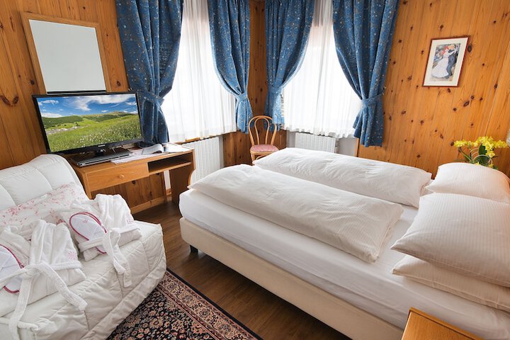 Room 2 of 37
