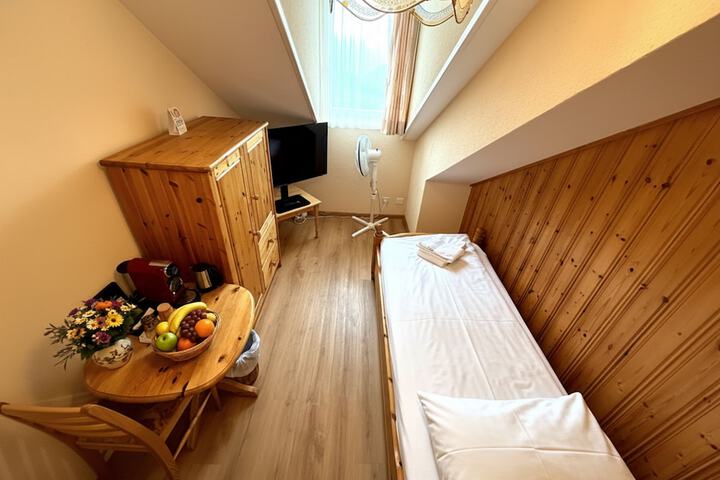 Room 15 of 163