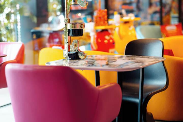 Lounge 92 of 130