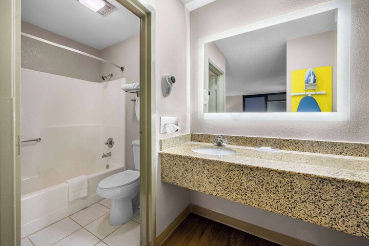 Standard Room, King or Two Doubles (5 of 6)