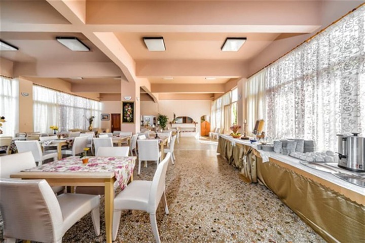 Dining 10 of 16