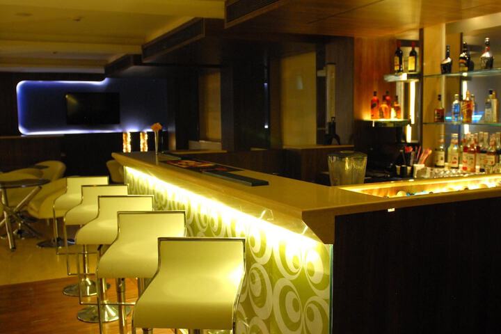 Lounge 23 of 35